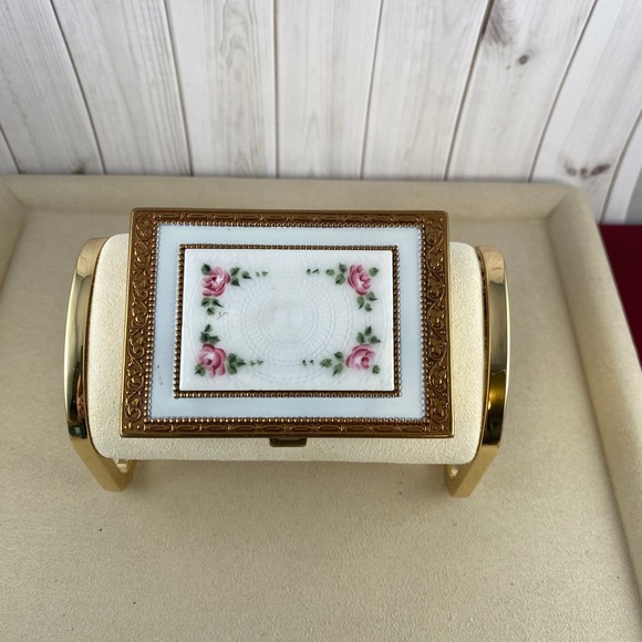 Vintage Guilloche Roses in Enamel almost new Makeup Compact - Picture 10 of 11